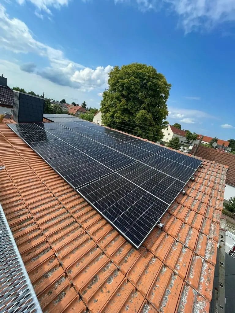 Solarmodule auf einem Ziegeldach in Bernburg