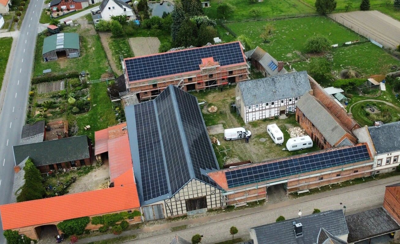 Luftaufnahme einer Photovoltaikanlage auf mehreren Dächern in Büste