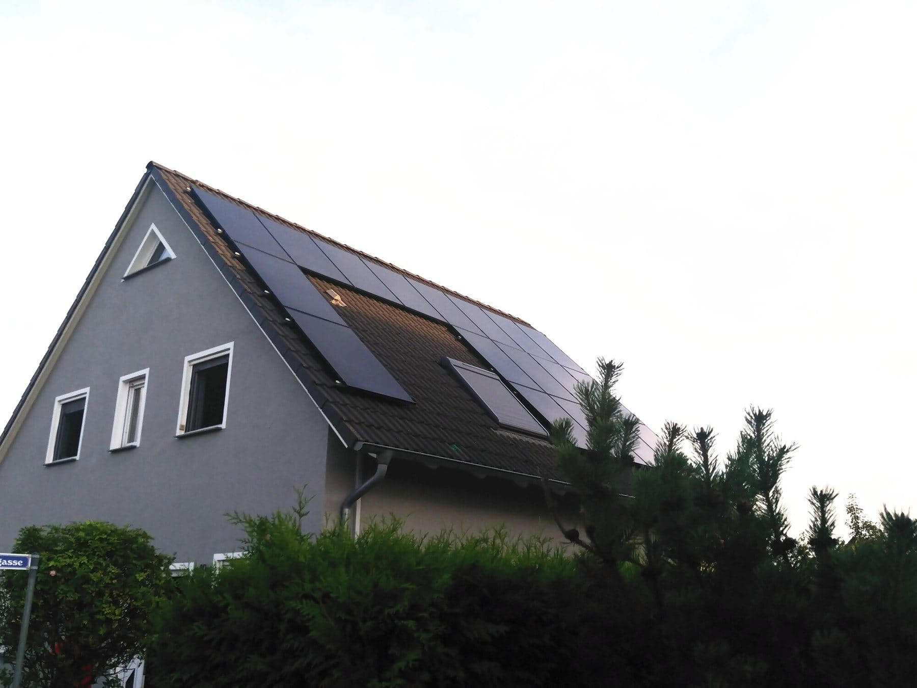 Einfamilienhaus in Calbe mit vollflächig belegtem Satteldach, gebaut von DKZ-Solar