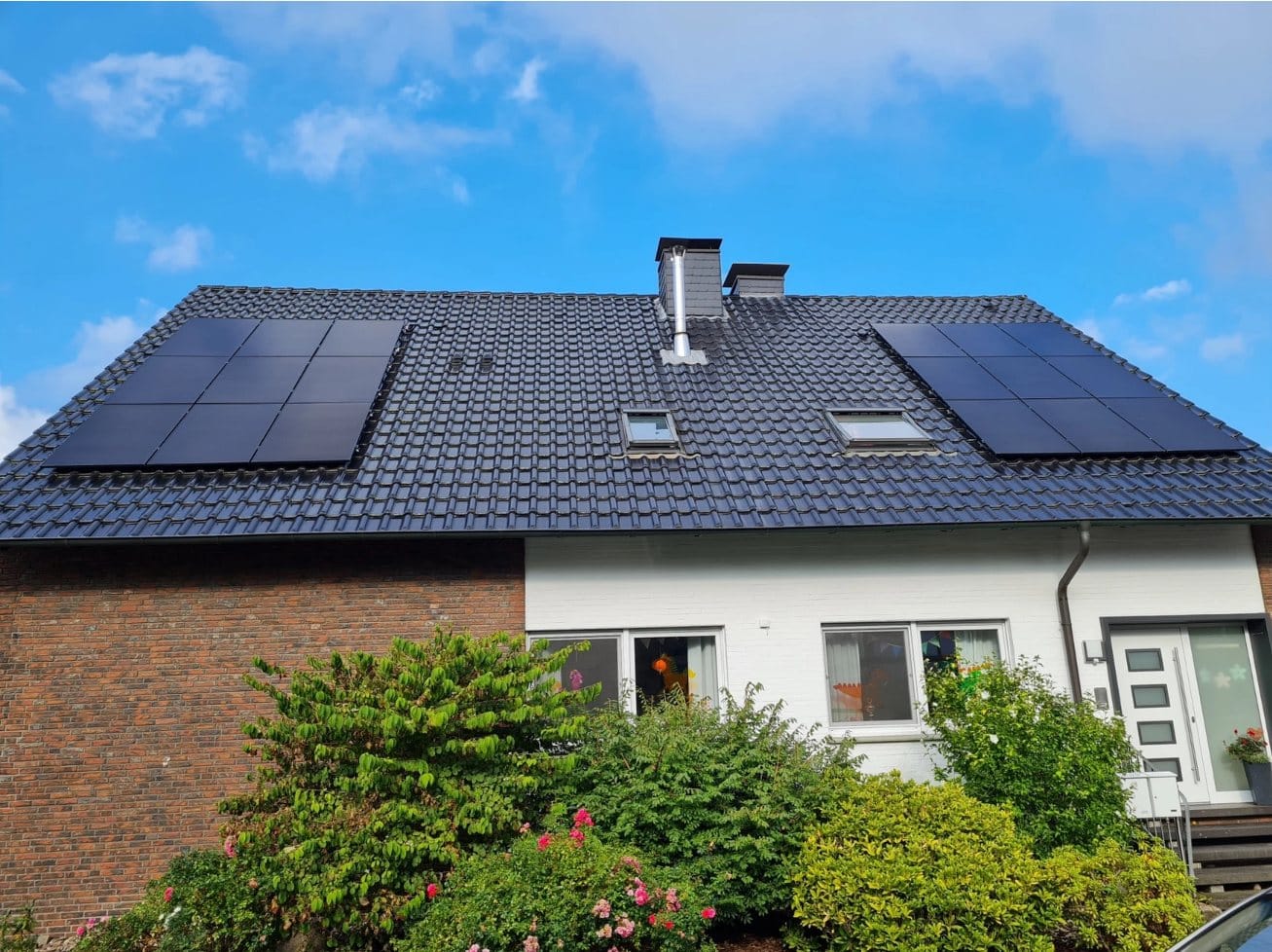 Einfamilienhaus mit vollflächig belegtem Dach, montiert von DKZ-Solar