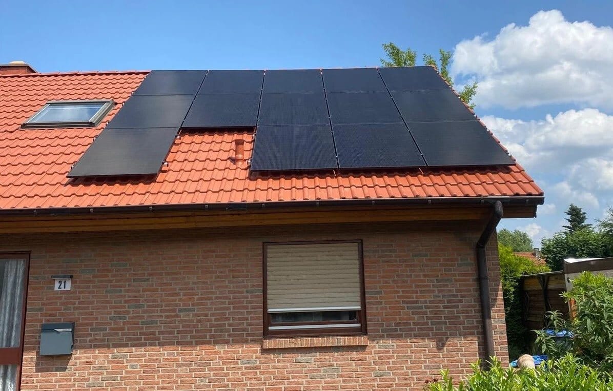 Schwarze Solarmodule auf rotem Ziegeldach in Irxleben