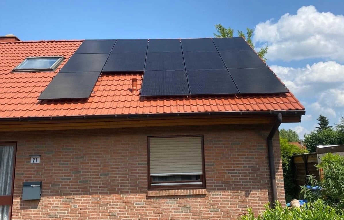 Schwarze Solarmodule auf rotem Ziegeldach in Irxleben