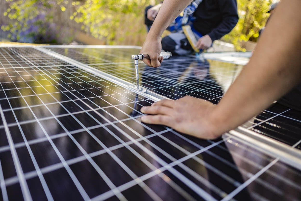 Nahaufnahme der Befestigung eines Solarmoduls