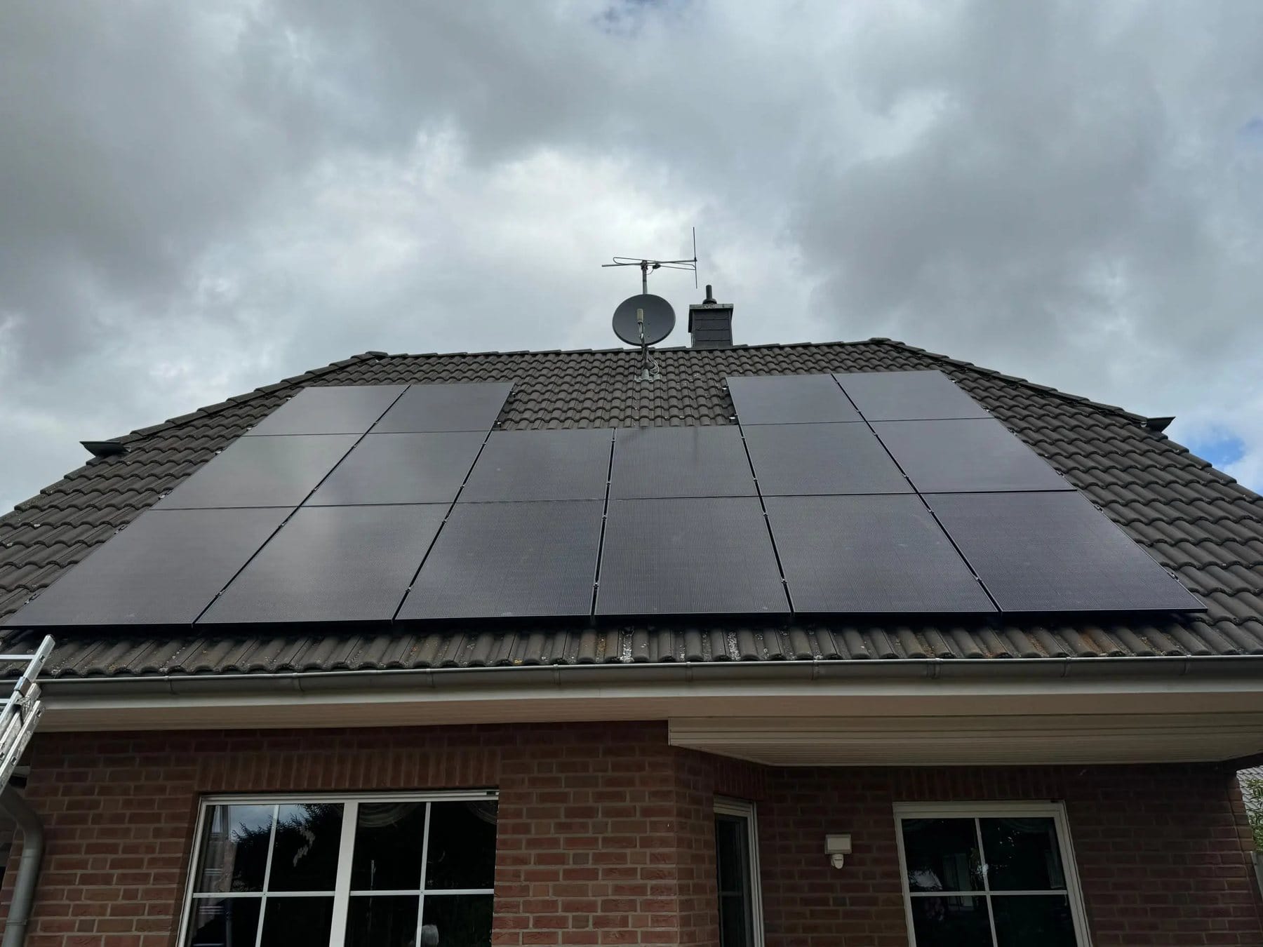 Photovoltaikanlage auf einem Walmdach in Niederndodeleben