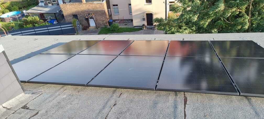 Aufgeständerte Solarmodule auf einem Flachdach in Sandersdorf