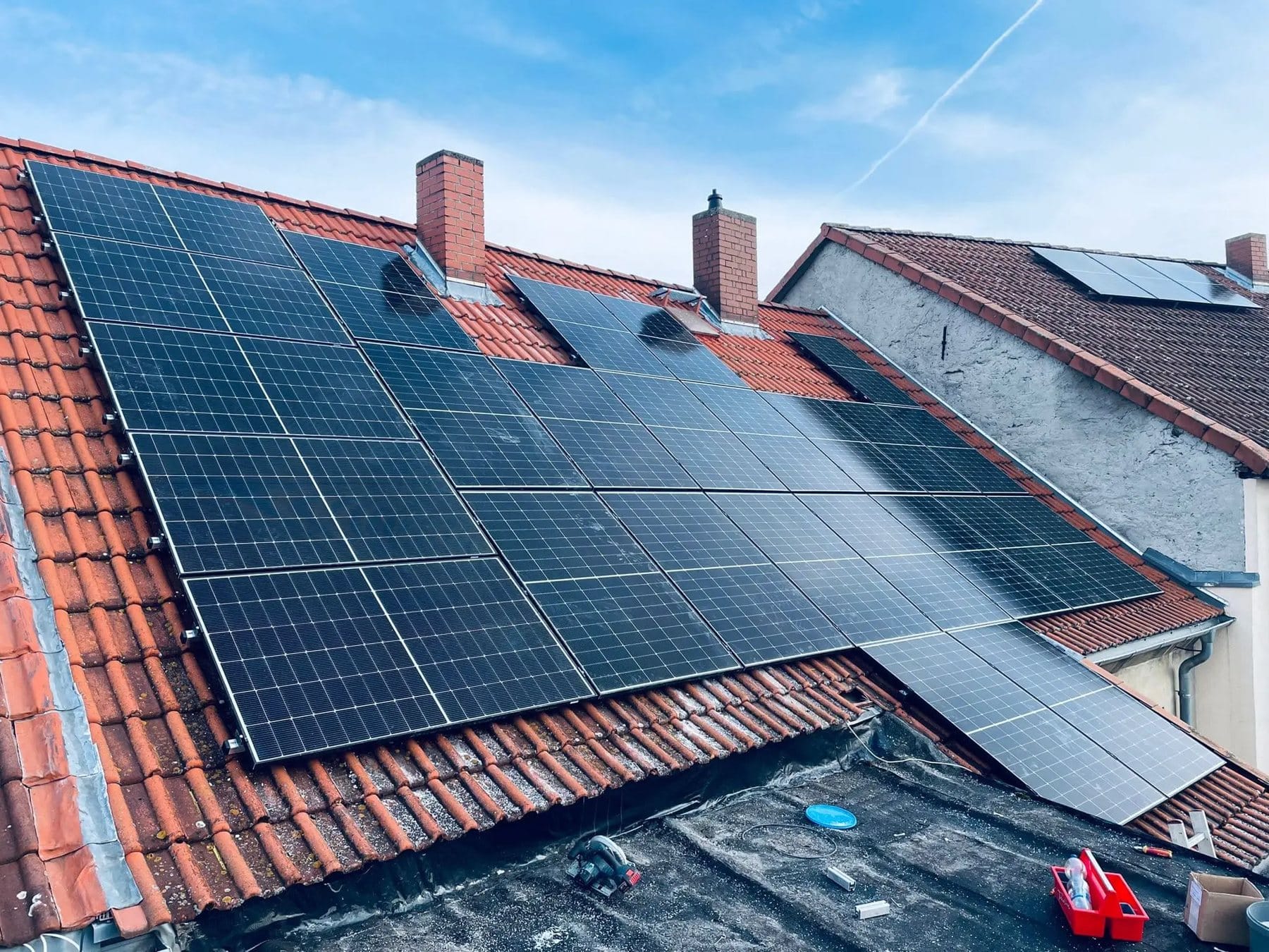 Montage einer Photovoltaikanlage auf einem Ziegeldach in Schönebeck