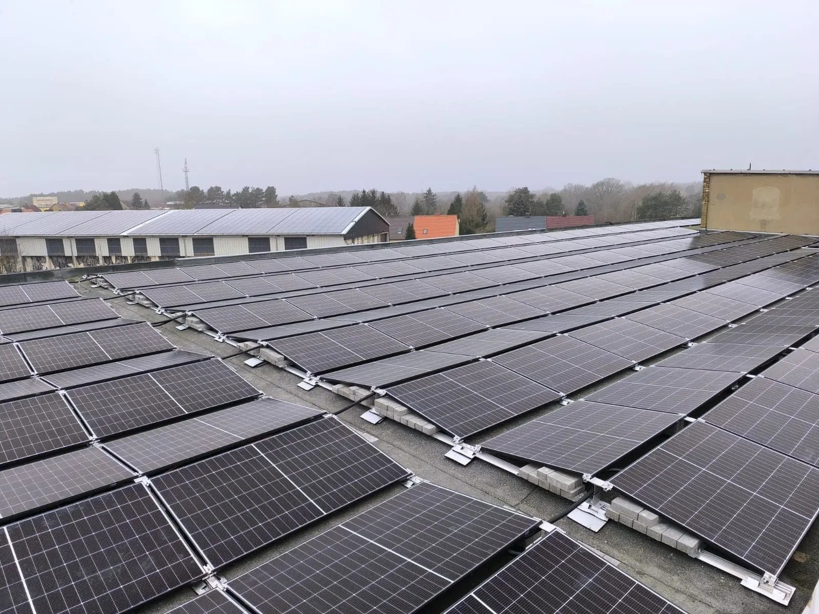 Photovoltaikanlage auf dem Flachdach eines Gewerbeobjekts in Zahna-Elster